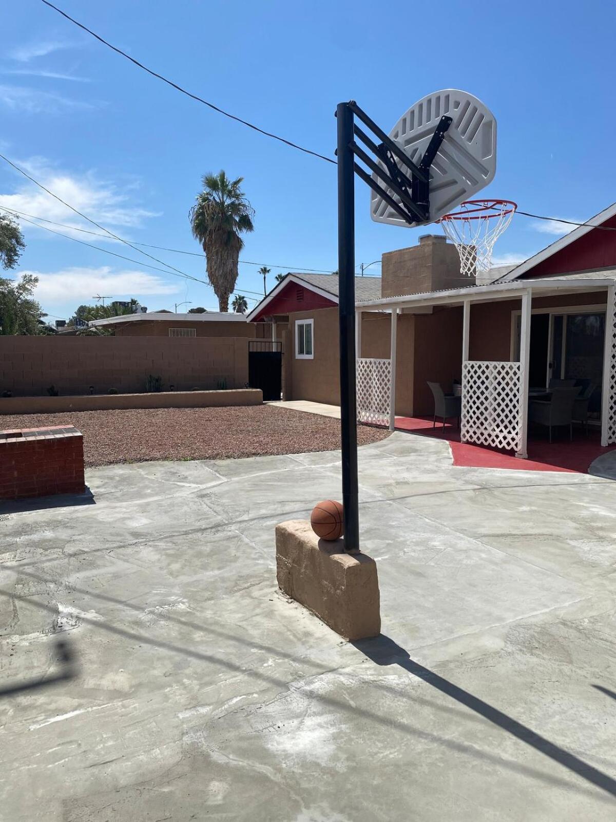 Vegas Oasis- Modern Getaway 5 Mins From Strip Holiday home Las Vegas