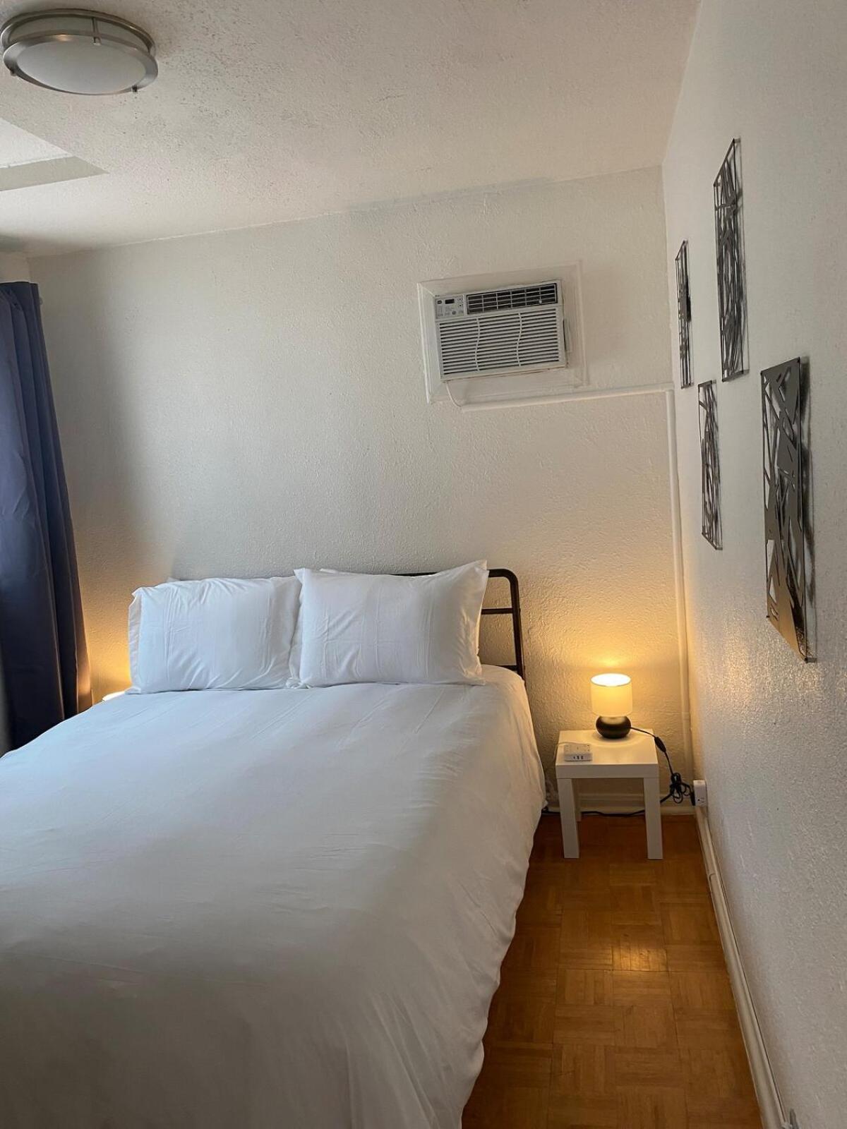 Vegas Oasis- Modern Getaway 5 Mins From Strip Holiday home *